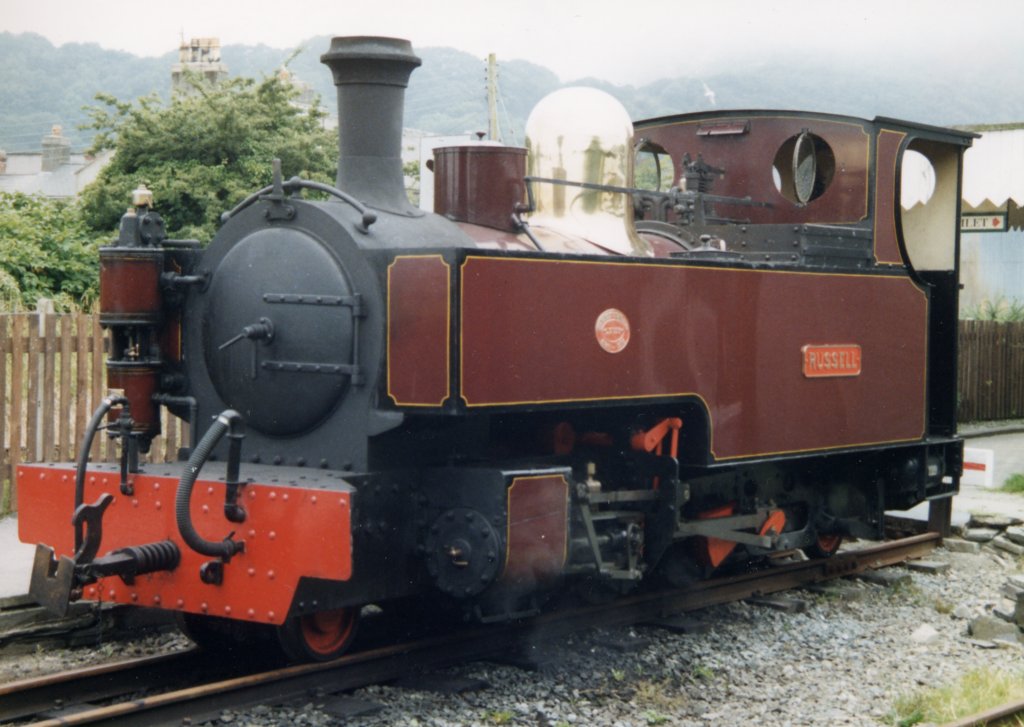 Russell simmering in the headshunt at Porthmadog station, July 1999.  [Dave Gibbs]